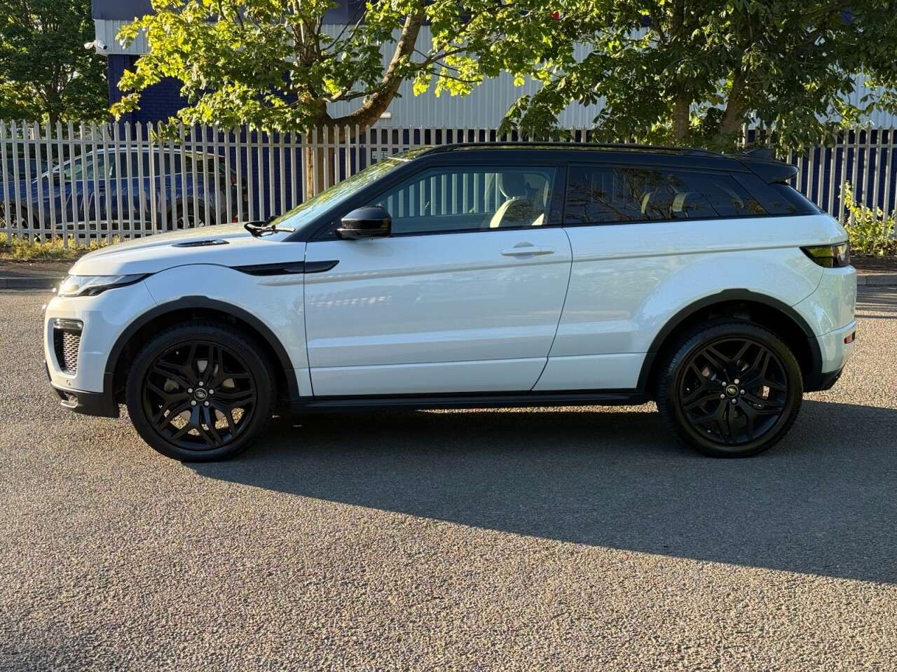A 2016 LAND ROVER RANGE ROVER EVOQUE 2.0 TD4 HSE Dynamic Coupe 3dr Diesel Auto 4WD Euro 6 (s/s) (180 ps) A 2016 LAND ROVER RANGE ROVER EVOQUE 2.0 TD4 HSE Dynamic Coupe 3dr Diesel Auto 4WD Euro 6 (s/s) (180 ps)