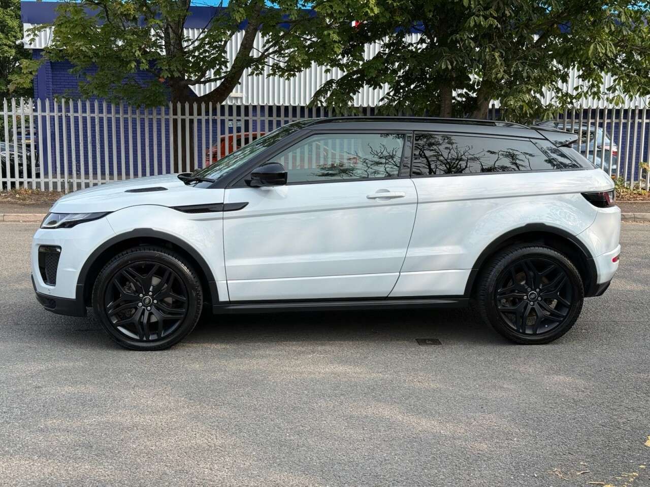 A 2016 LAND ROVER RANGE ROVER EVOQUE 2.0 TD4 HSE Dynamic Coupe 3dr Diesel Auto 4WD Euro 6 (s/s) (180 ps) A 2016 LAND ROVER RANGE ROVER EVOQUE 2.0 TD4 HSE Dynamic Coupe 3dr Diesel Auto 4WD Euro 6 (s/s) (180 ps)