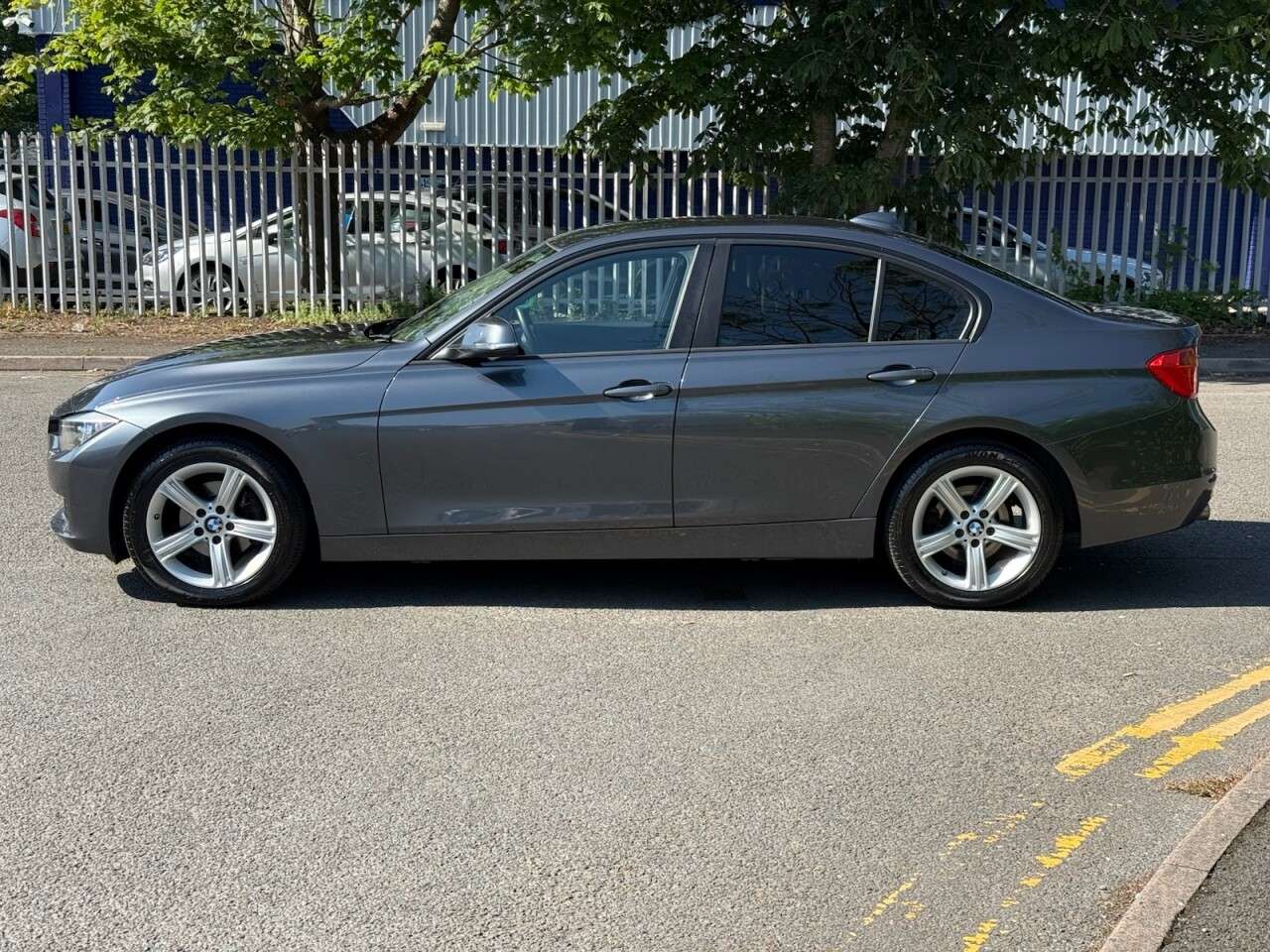 A 2015 BMW 3 SERIES 2.0 318d BluePerformance SE Saloon 4dr Diesel Manual Euro 6 (s/s) (143 ps) A 2015 BMW 3 SERIES 2.0 318d BluePerformance SE Saloon 4dr Diesel Manual Euro 6 (s/s) (143 ps)