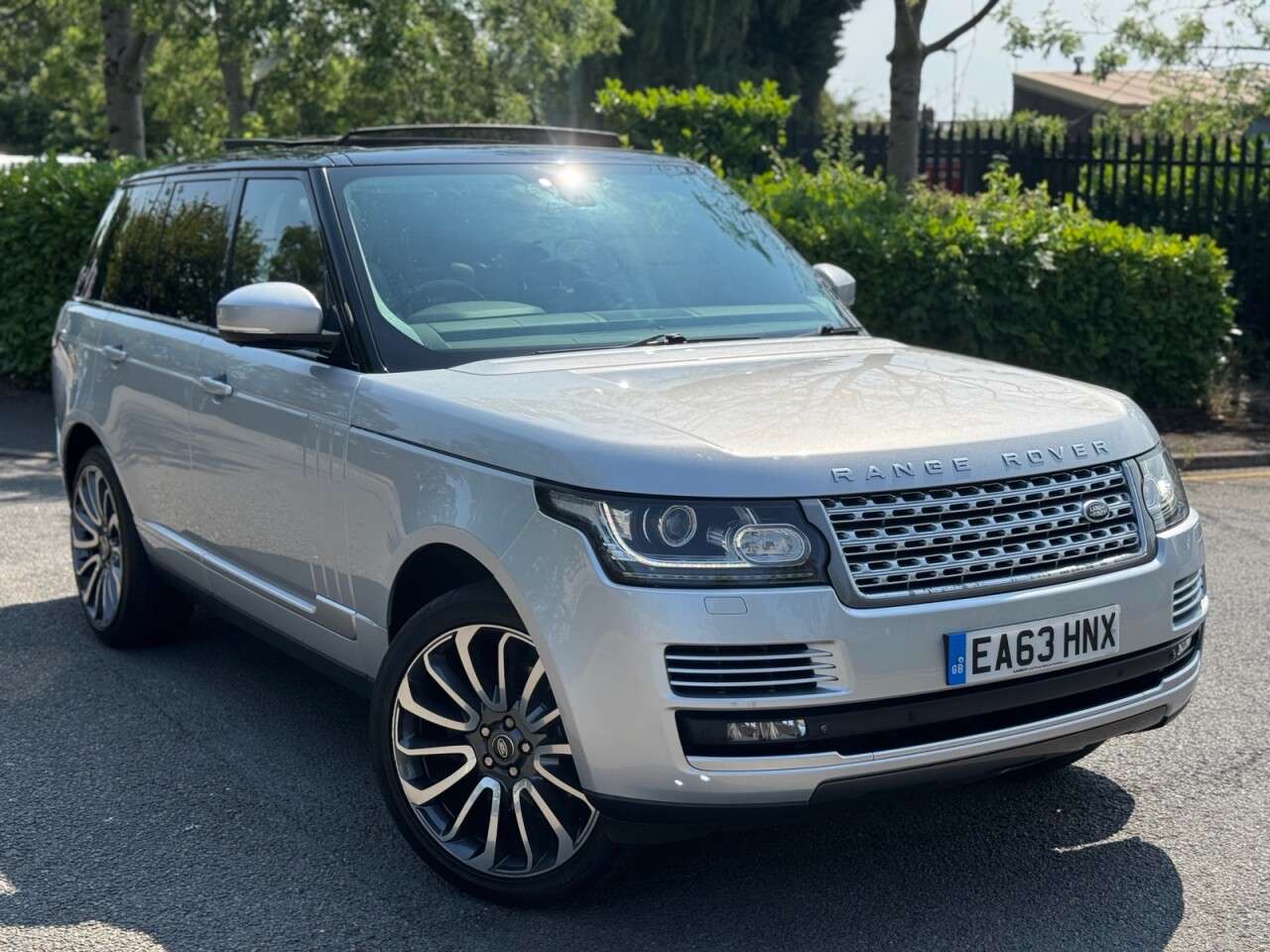 A 2013 LAND ROVER RANGE ROVER 3.0 TD V6 Vogue SUV 5dr Diesel Auto 4WD Euro 5 (s/s) (258 ps) A 2013 LAND ROVER RANGE ROVER 3.0 TD V6 Vogue SUV 5dr Diesel Auto 4WD Euro 5 (s/s) (258 ps)