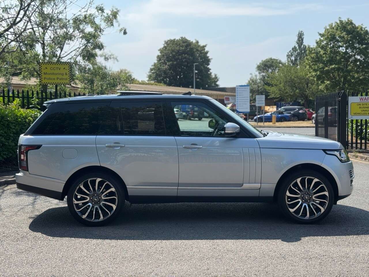 A 2013 LAND ROVER RANGE ROVER 3.0 TD V6 Vogue SUV 5dr Diesel Auto 4WD Euro 5 (s/s) (258 ps) A 2013 LAND ROVER RANGE ROVER 3.0 TD V6 Vogue SUV 5dr Diesel Auto 4WD Euro 5 (s/s) (258 ps)