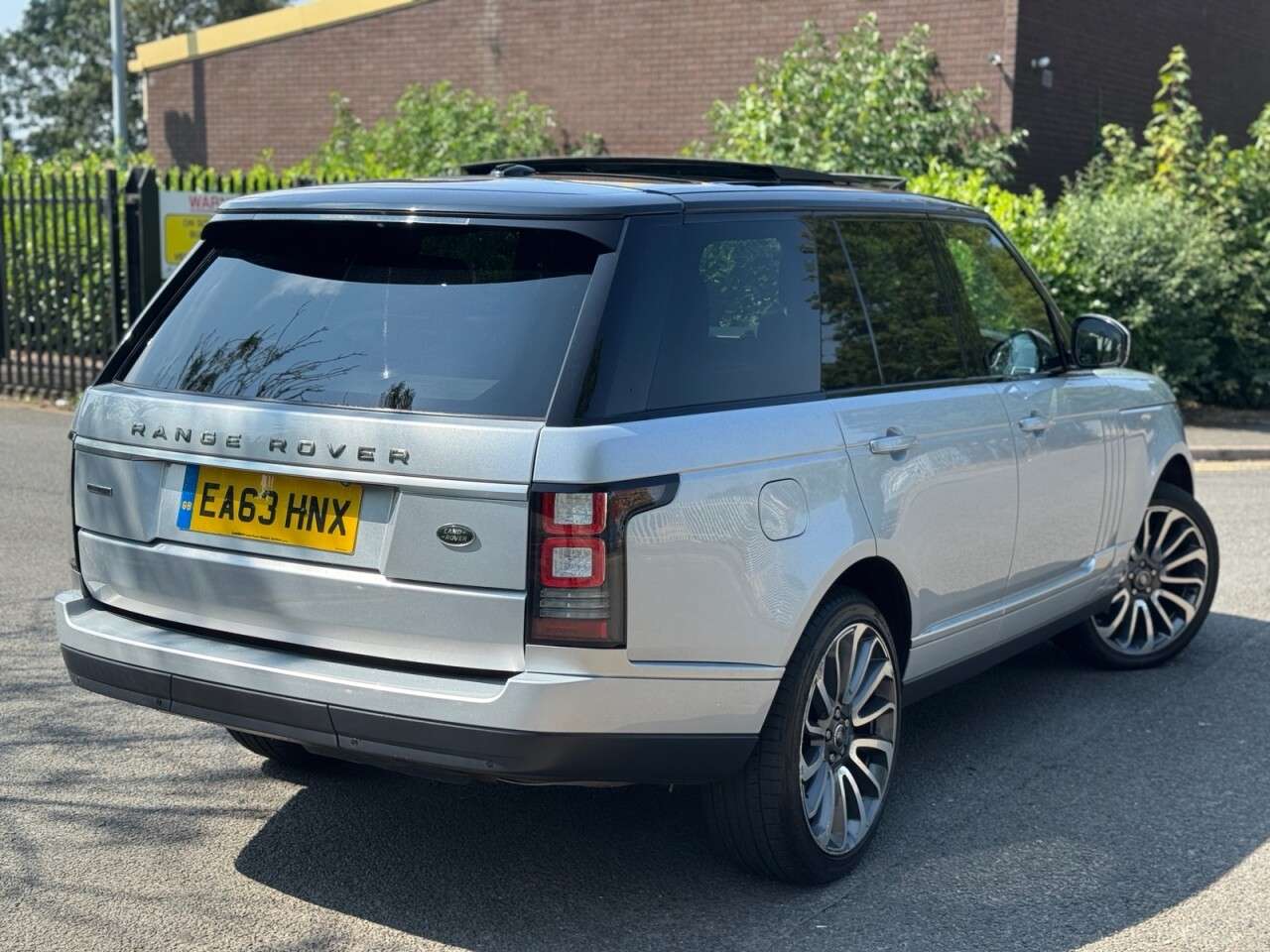 A 2013 LAND ROVER RANGE ROVER 3.0 TD V6 Vogue SUV 5dr Diesel Auto 4WD Euro 5 (s/s) (258 ps) A 2013 LAND ROVER RANGE ROVER 3.0 TD V6 Vogue SUV 5dr Diesel Auto 4WD Euro 5 (s/s) (258 ps)