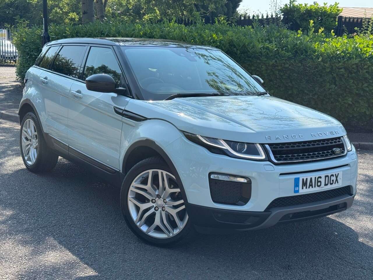 A 2016 LAND ROVER RANGE ROVER EVOQUE 2.0 TD4 SE Tech SUV 5dr Diesel Auto 4WD Euro 6 (s/s) (180 ps) A 2016 LAND ROVER RANGE ROVER EVOQUE 2.0 TD4 SE Tech SUV 5dr Diesel Auto 4WD Euro 6 (s/s) (180 ps)