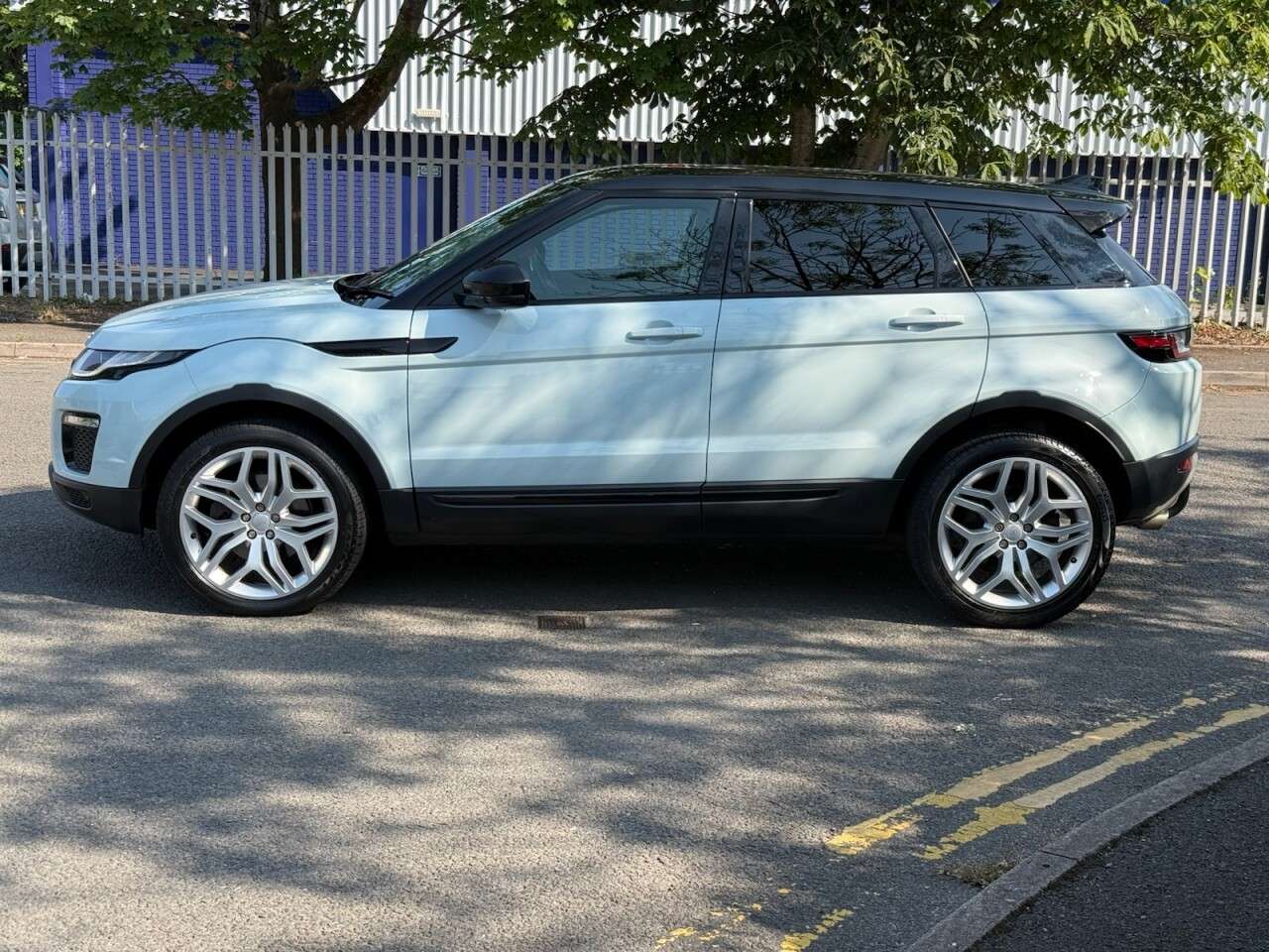 A 2016 LAND ROVER RANGE ROVER EVOQUE 2.0 TD4 SE Tech SUV 5dr Diesel Auto 4WD Euro 6 (s/s) (180 ps) A 2016 LAND ROVER RANGE ROVER EVOQUE 2.0 TD4 SE Tech SUV 5dr Diesel Auto 4WD Euro 6 (s/s) (180 ps)