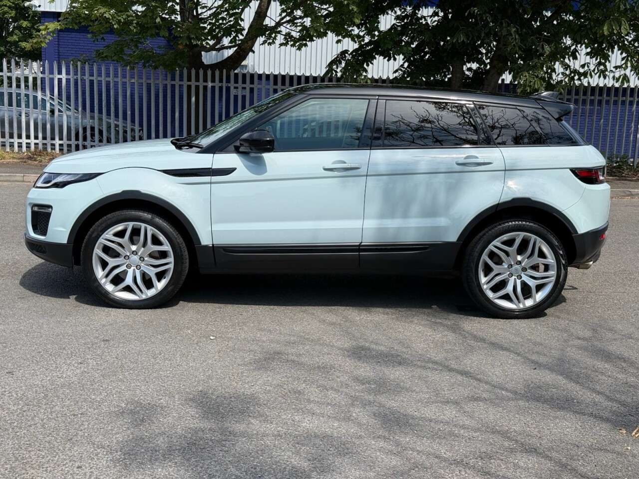 A 2016 LAND ROVER RANGE ROVER EVOQUE 2.0 TD4 SE Tech SUV 5dr Diesel Auto 4WD Euro 6 (s/s) (180 ps) A 2016 LAND ROVER RANGE ROVER EVOQUE 2.0 TD4 SE Tech SUV 5dr Diesel Auto 4WD Euro 6 (s/s) (180 ps)