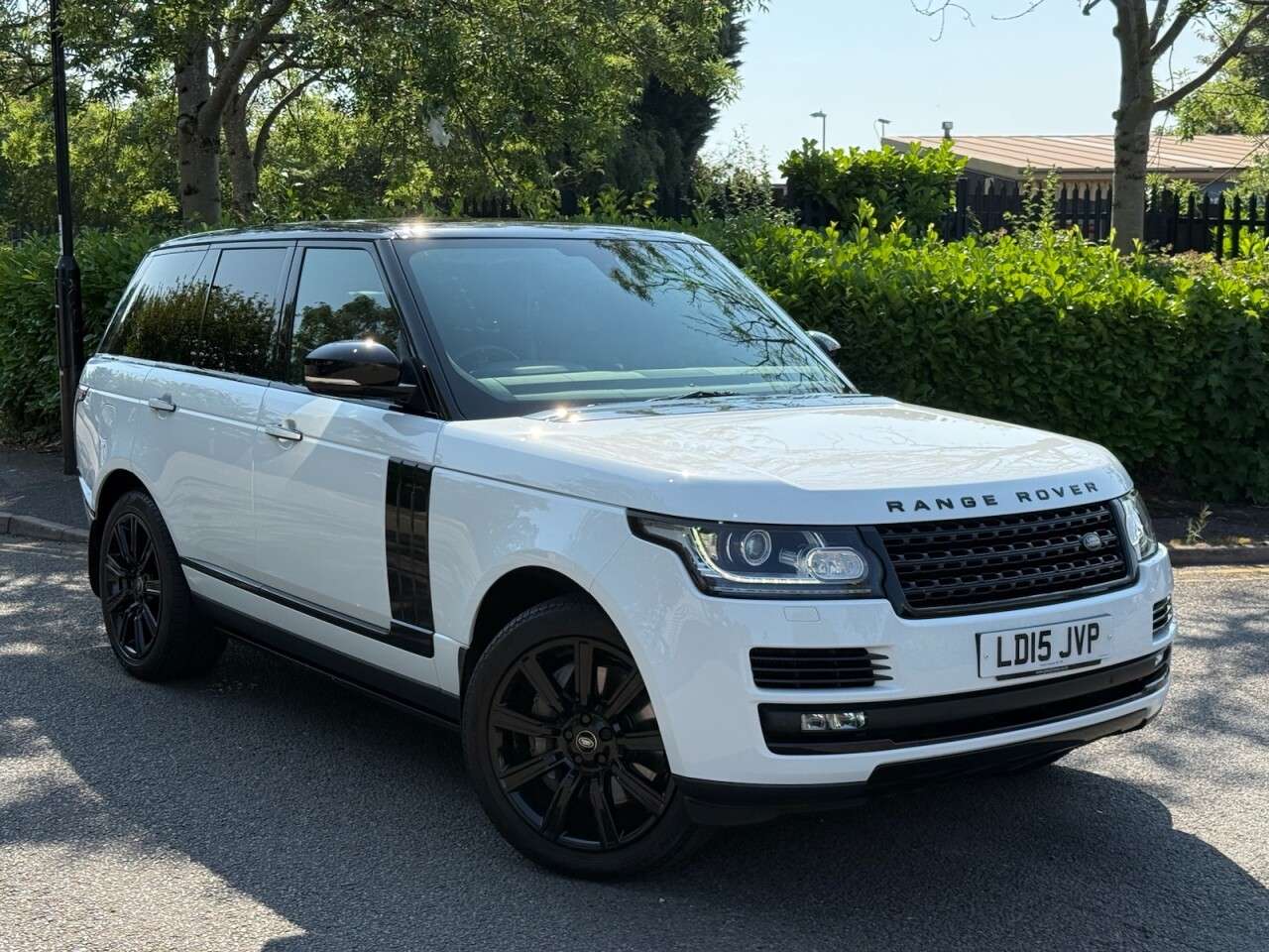 A 2015 LAND ROVER RANGE ROVER 4.4 SD V8 Vogue SE SUV 5dr Diesel Auto 4WD Euro 5 (339 ps) A 2015 LAND ROVER RANGE ROVER 4.4 SD V8 Vogue SE SUV 5dr Diesel Auto 4WD Euro 5 (339 ps)