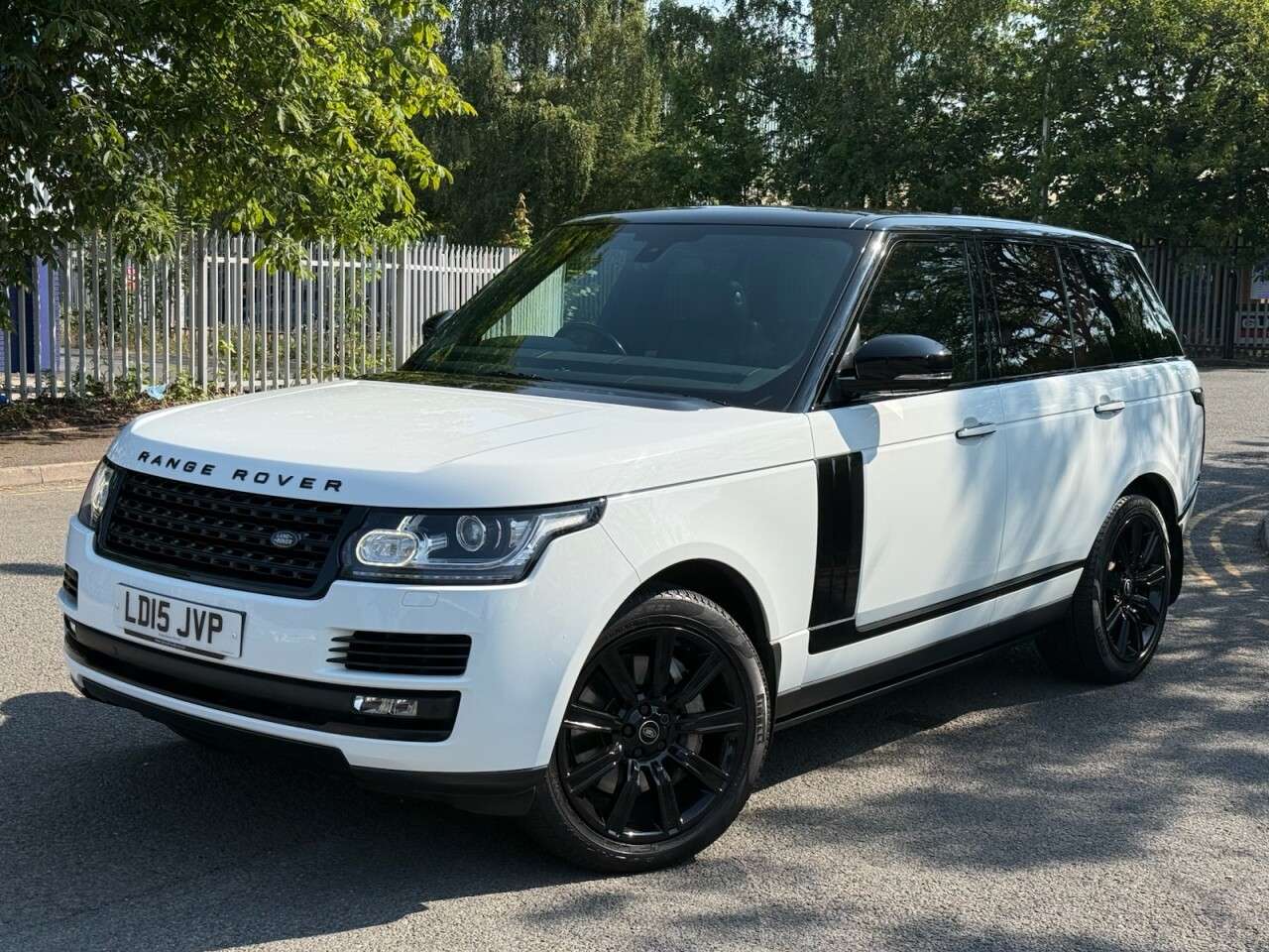 A 2015 LAND ROVER RANGE ROVER 4.4 SD V8 Vogue SE SUV 5dr Diesel Auto 4WD Euro 5 (339 ps) A 2015 LAND ROVER RANGE ROVER 4.4 SD V8 Vogue SE SUV 5dr Diesel Auto 4WD Euro 5 (339 ps)