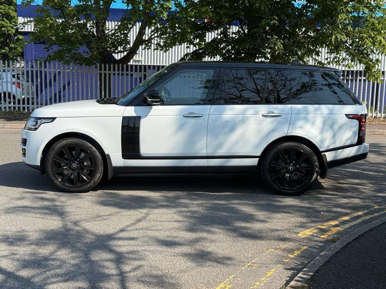 A 2015 LAND ROVER RANGE ROVER 4.4 SD V8 Vogue SE SUV 5dr Diesel Auto 4WD Euro 5 (339 ps) A 2015 LAND ROVER RANGE ROVER 4.4 SD V8 Vogue SE SUV 5dr Diesel Auto 4WD Euro 5 (339 ps)