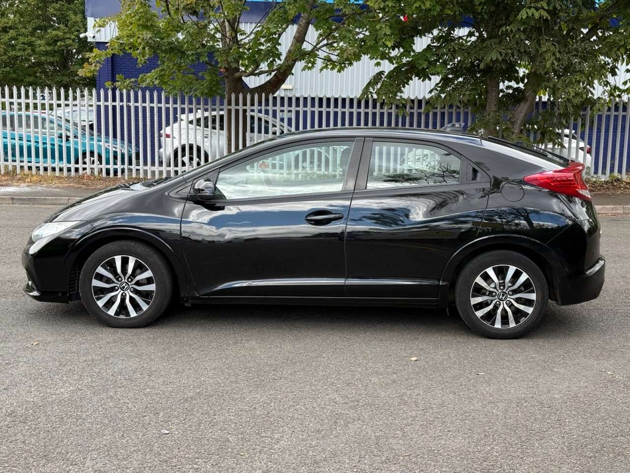 A 2013 HONDA CIVIC 1.6 i-DTEC EX Hatchback 5dr Diesel Manual Euro 5 (s/s) (120 ps) A 2013 HONDA CIVIC 1.6 i-DTEC EX Hatchback 5dr Diesel Manual Euro 5 (s/s) (120 ps)