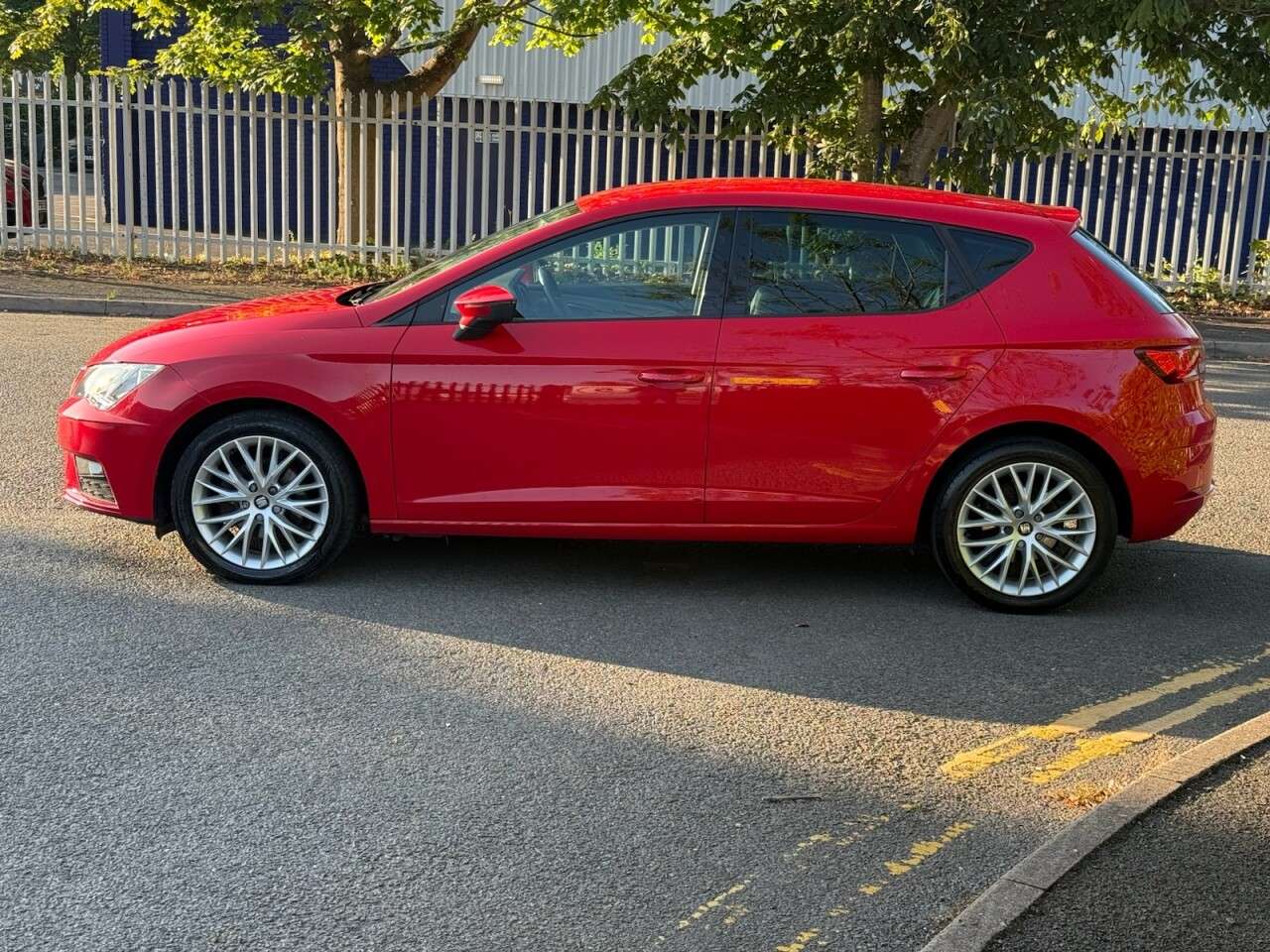 A 2017 SEAT LEON 1.6 TDI SE Dynamic Technology Hatchback 5dr Diesel DSG Euro 6 (s/s) (115 ps A 2017 SEAT LEON 1.6 TDI SE Dynamic Technology Hatchback 5dr Diesel DSG Euro 6 (s/s) (115 ps