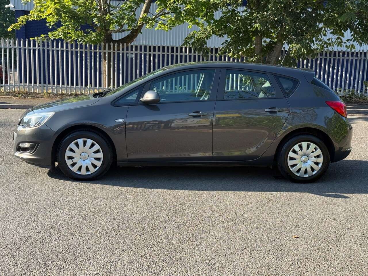 A 2013 VAUXHALL ASTRA 1.4 16v Exclusiv Hatchback 5dr Petrol Manual Euro 5 (100 ps) ULEZ+2FO+FSH+L A 2013 VAUXHALL ASTRA 1.4 16v Exclusiv Hatchback 5dr Petrol Manual Euro 5 (100 ps) ULEZ+2FO+FSH+L