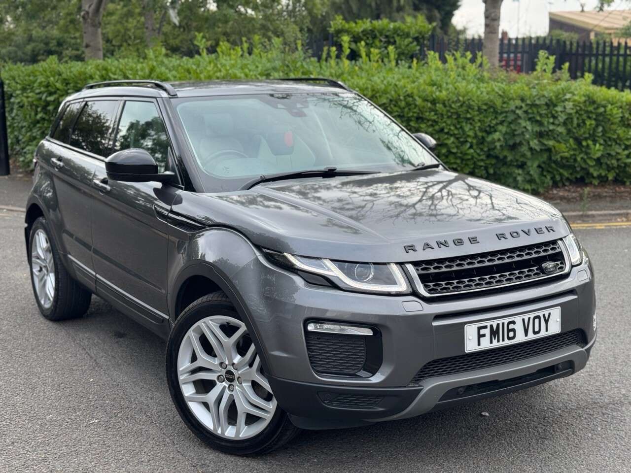 A 2016 LAND ROVER RANGE ROVER EVOQUE 2.0 TD4 SE Tech SUV 5dr Diesel Manual 4WD Euro 6 (s/s) (180 ps) A 2016 LAND ROVER RANGE ROVER EVOQUE 2.0 TD4 SE Tech SUV 5dr Diesel Manual 4WD Euro 6 (s/s) (180 ps)