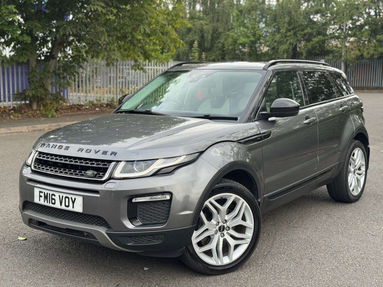 A 2016 LAND ROVER RANGE ROVER EVOQUE 2.0 TD4 SE Tech SUV 5dr Diesel Manual 4WD Euro 6 (s/s) (180 ps) A 2016 LAND ROVER RANGE ROVER EVOQUE 2.0 TD4 SE Tech SUV 5dr Diesel Manual 4WD Euro 6 (s/s) (180 ps)