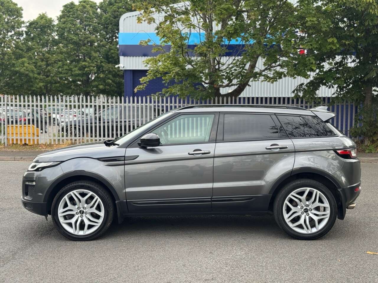 A 2016 LAND ROVER RANGE ROVER EVOQUE 2.0 TD4 SE Tech SUV 5dr Diesel Manual 4WD Euro 6 (s/s) (180 ps) A 2016 LAND ROVER RANGE ROVER EVOQUE 2.0 TD4 SE Tech SUV 5dr Diesel Manual 4WD Euro 6 (s/s) (180 ps)