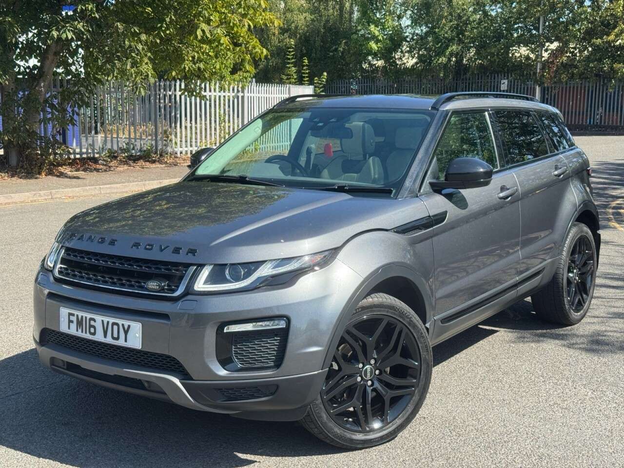 A 2016 LAND ROVER RANGE ROVER EVOQUE 2.0 TD4 SE Tech SUV 5dr Diesel Manual 4WD Euro 6 (s/s) (180 ps) A 2016 LAND ROVER RANGE ROVER EVOQUE 2.0 TD4 SE Tech SUV 5dr Diesel Manual 4WD Euro 6 (s/s) (180 ps)