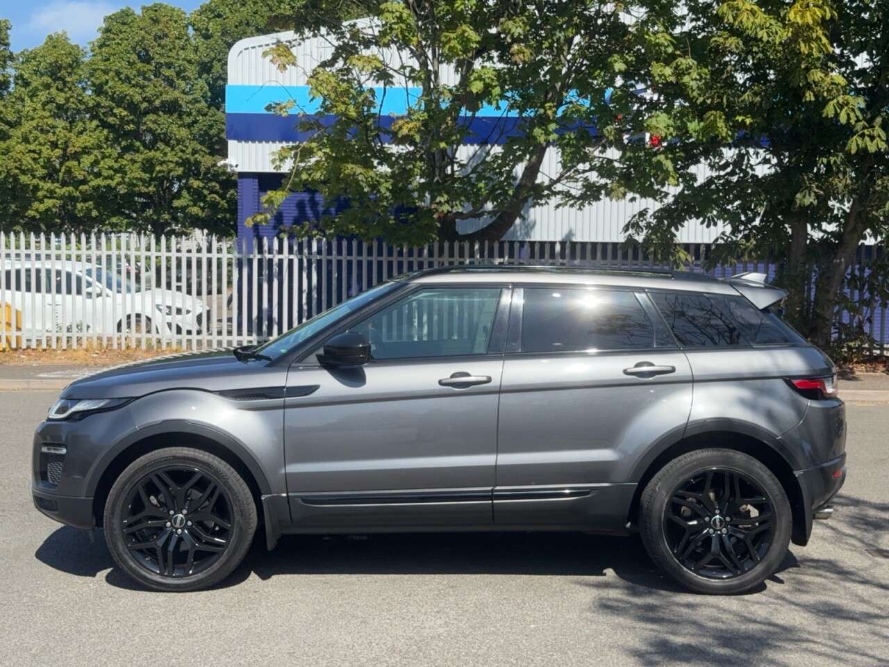 A 2016 LAND ROVER RANGE ROVER EVOQUE 2.0 TD4 SE Tech SUV 5dr Diesel Manual 4WD Euro 6 (s/s) (180 ps) A 2016 LAND ROVER RANGE ROVER EVOQUE 2.0 TD4 SE Tech SUV 5dr Diesel Manual 4WD Euro 6 (s/s) (180 ps)