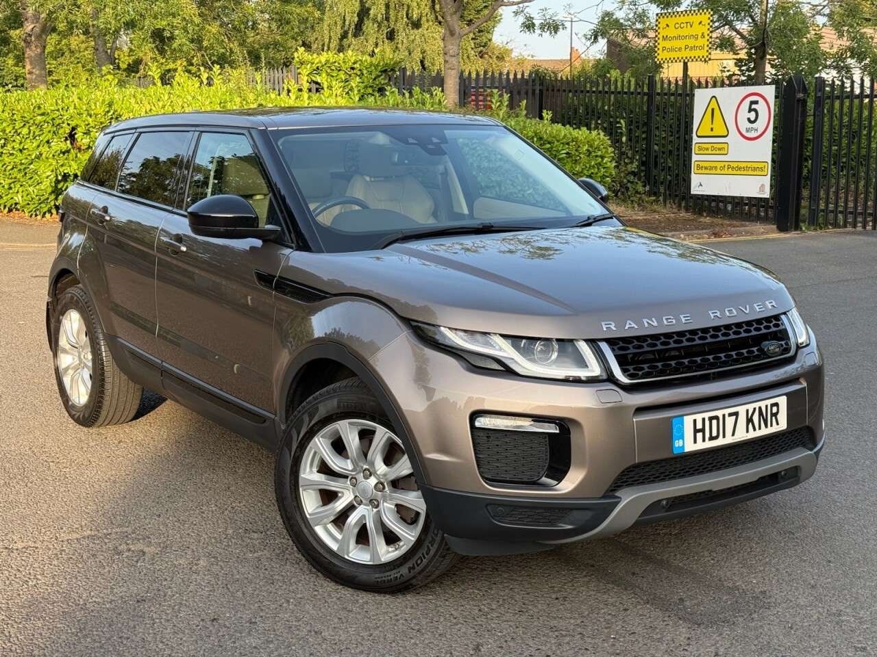 A 2017 LAND ROVER RANGE ROVER EVOQUE 2.0 TD4 SE Tech SUV 5dr Diesel Auto 4WD Euro 6 (s/s) (180 ps) A 2017 LAND ROVER RANGE ROVER EVOQUE 2.0 TD4 SE Tech SUV 5dr Diesel Auto 4WD Euro 6 (s/s) (180 ps)