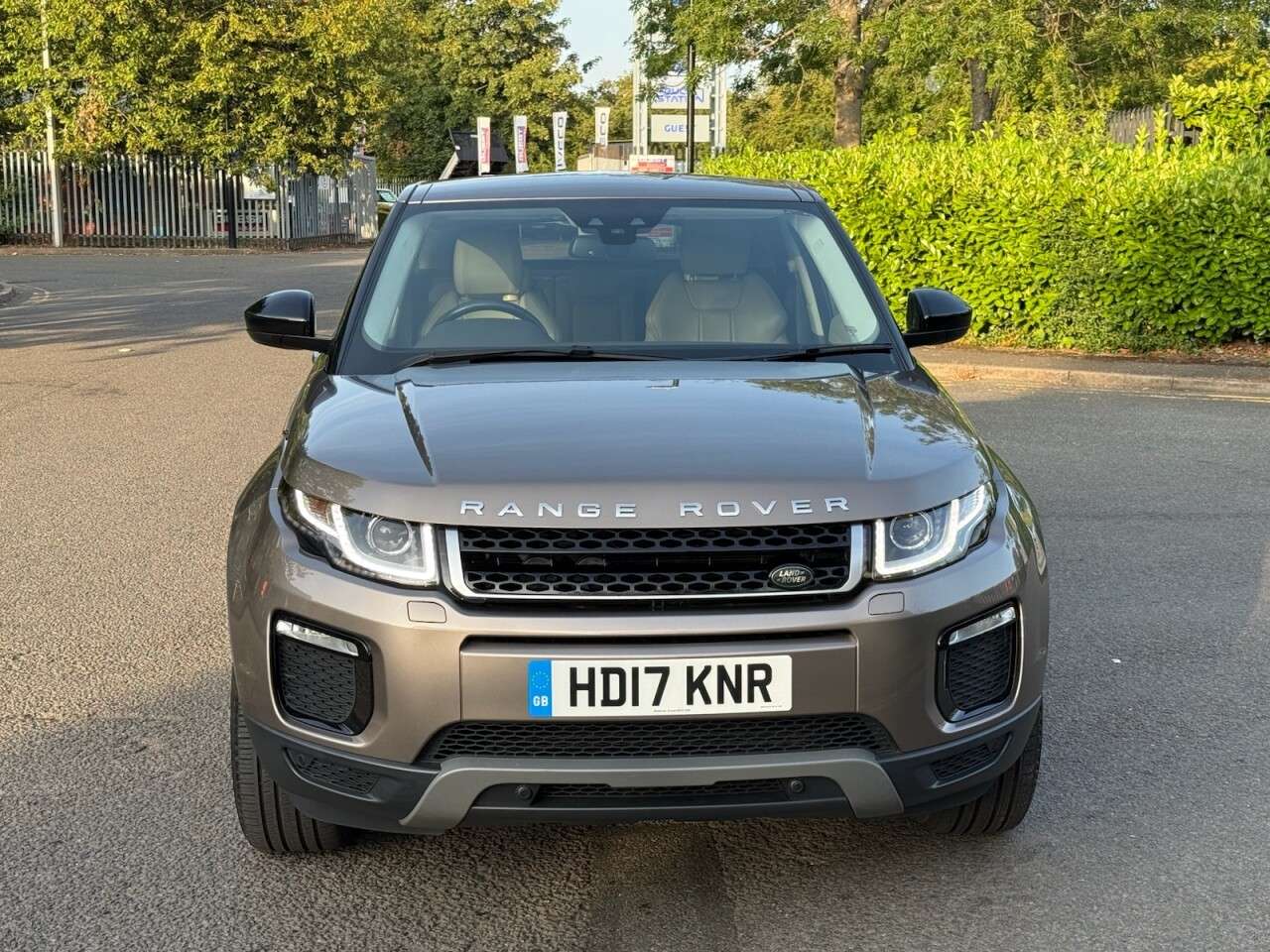 A 2017 LAND ROVER RANGE ROVER EVOQUE 2.0 TD4 SE Tech SUV 5dr Diesel Auto 4WD Euro 6 (s/s) (180 ps) A 2017 LAND ROVER RANGE ROVER EVOQUE 2.0 TD4 SE Tech SUV 5dr Diesel Auto 4WD Euro 6 (s/s) (180 ps)