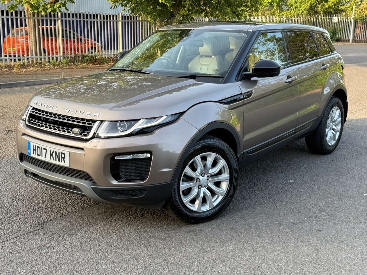 A 2017 LAND ROVER RANGE ROVER EVOQUE 2.0 TD4 SE Tech SUV 5dr Diesel Auto 4WD Euro 6 (s/s) (180 ps) A 2017 LAND ROVER RANGE ROVER EVOQUE 2.0 TD4 SE Tech SUV 5dr Diesel Auto 4WD Euro 6 (s/s) (180 ps)