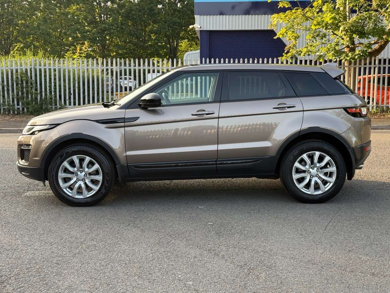 A 2017 LAND ROVER RANGE ROVER EVOQUE 2.0 TD4 SE Tech SUV 5dr Diesel Auto 4WD Euro 6 (s/s) (180 ps) A 2017 LAND ROVER RANGE ROVER EVOQUE 2.0 TD4 SE Tech SUV 5dr Diesel Auto 4WD Euro 6 (s/s) (180 ps)