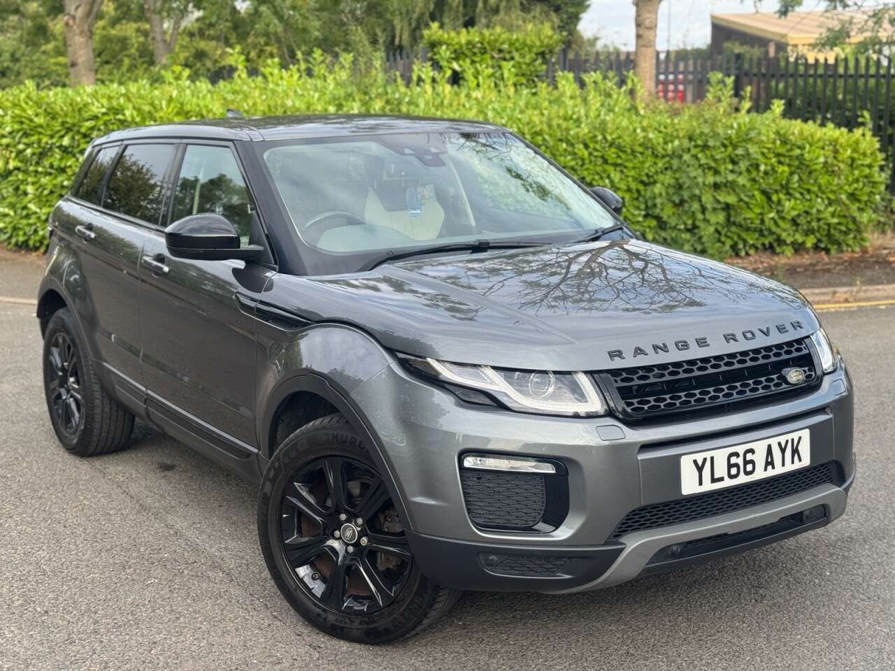 A 2017 LAND ROVER RANGE ROVER EVOQUE 2.0 eD4 SE Tech SUV 5dr Diesel Manual FWD Euro 6 (s/s) (150 ps) A 2017 LAND ROVER RANGE ROVER EVOQUE 2.0 eD4 SE Tech SUV 5dr Diesel Manual FWD Euro 6 (s/s) (150 ps)