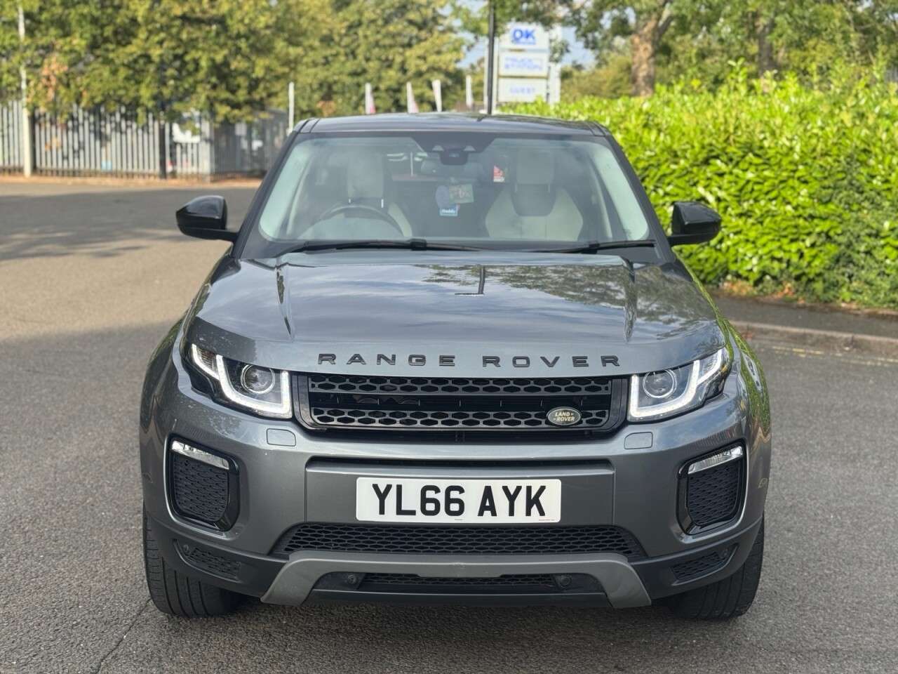 A 2017 LAND ROVER RANGE ROVER EVOQUE 2.0 eD4 SE Tech SUV 5dr Diesel Manual FWD Euro 6 (s/s) (150 ps) A 2017 LAND ROVER RANGE ROVER EVOQUE 2.0 eD4 SE Tech SUV 5dr Diesel Manual FWD Euro 6 (s/s) (150 ps)