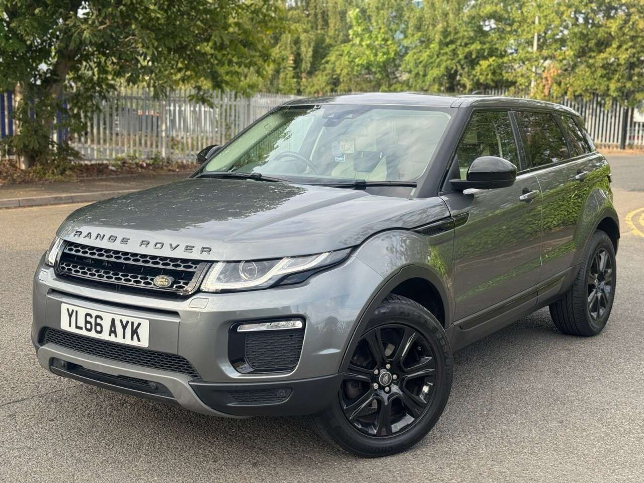 A 2017 LAND ROVER RANGE ROVER EVOQUE 2.0 eD4 SE Tech SUV 5dr Diesel Manual FWD Euro 6 (s/s) (150 ps) A 2017 LAND ROVER RANGE ROVER EVOQUE 2.0 eD4 SE Tech SUV 5dr Diesel Manual FWD Euro 6 (s/s) (150 ps)
