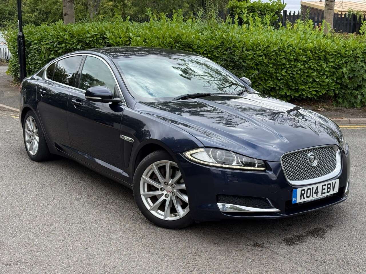 A 2014 JAGUAR XF 2.2d Luxury Saloon 4dr Diesel Auto Euro 5 (s/s) (200 ps) A 2014 JAGUAR XF 2.2d Luxury Saloon 4dr Diesel Auto Euro 5 (s/s) (200 ps)