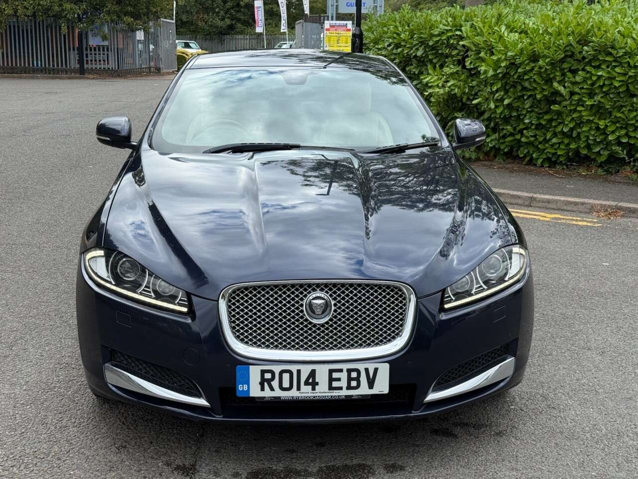 A 2014 JAGUAR XF 2.2d Luxury Saloon 4dr Diesel Auto Euro 5 (s/s) (200 ps) A 2014 JAGUAR XF 2.2d Luxury Saloon 4dr Diesel Auto Euro 5 (s/s) (200 ps)