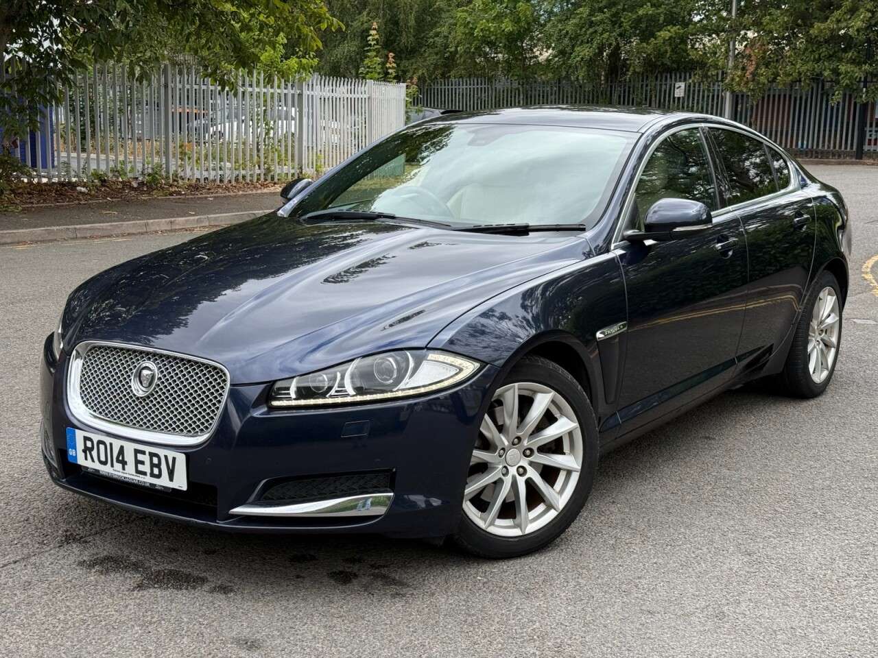 A 2014 JAGUAR XF 2.2d Luxury Saloon 4dr Diesel Auto Euro 5 (s/s) (200 ps) A 2014 JAGUAR XF 2.2d Luxury Saloon 4dr Diesel Auto Euro 5 (s/s) (200 ps)