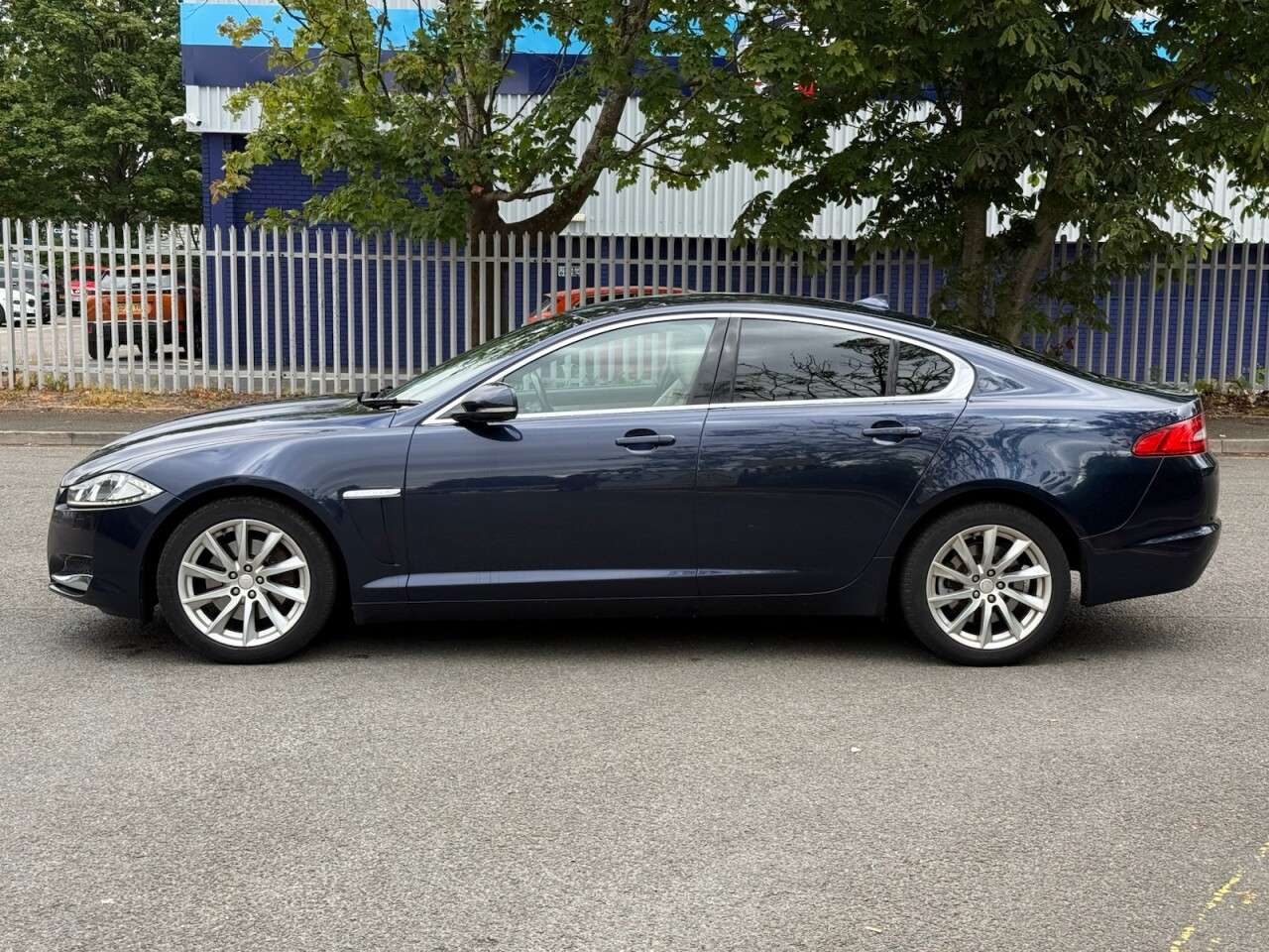 A 2014 JAGUAR XF 2.2d Luxury Saloon 4dr Diesel Auto Euro 5 (s/s) (200 ps) A 2014 JAGUAR XF 2.2d Luxury Saloon 4dr Diesel Auto Euro 5 (s/s) (200 ps)