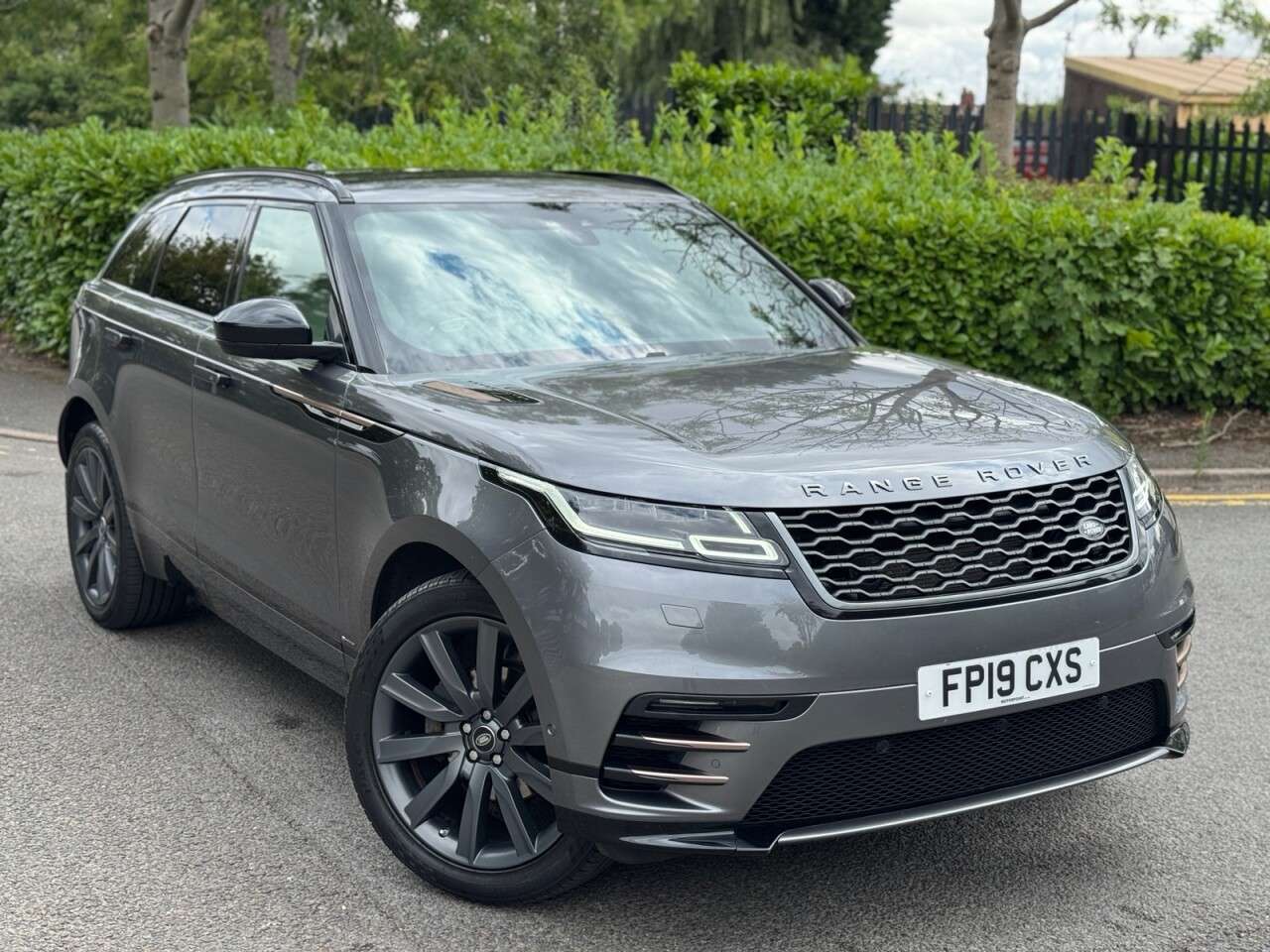 A 2019 LAND ROVER RANGE ROVER VELAR 2.0 D180 R-Dynamic SE SUV 5dr Diesel Auto 4WD Euro 6 (s/s) (180 ps) PAN ROO A 2019 LAND ROVER RANGE ROVER VELAR 2.0 D180 R-Dynamic SE SUV 5dr Diesel Auto 4WD Euro 6 (s/s) (180 ps) PAN ROO