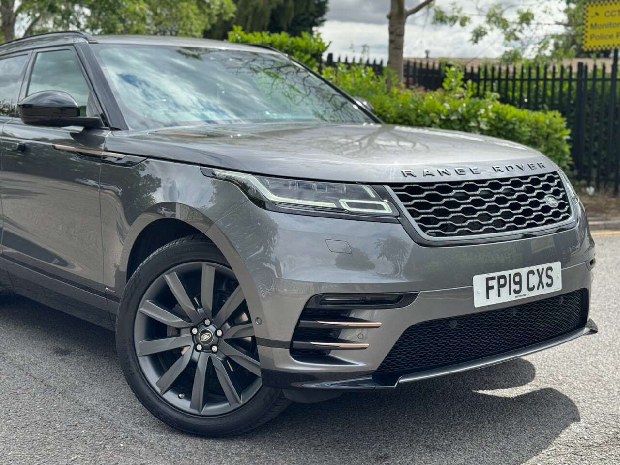 A 2019 LAND ROVER RANGE ROVER VELAR 2.0 D180 R-Dynamic SE SUV 5dr Diesel Auto 4WD Euro 6 (s/s) (180 ps) PAN ROO A 2019 LAND ROVER RANGE ROVER VELAR 2.0 D180 R-Dynamic SE SUV 5dr Diesel Auto 4WD Euro 6 (s/s) (180 ps) PAN ROO