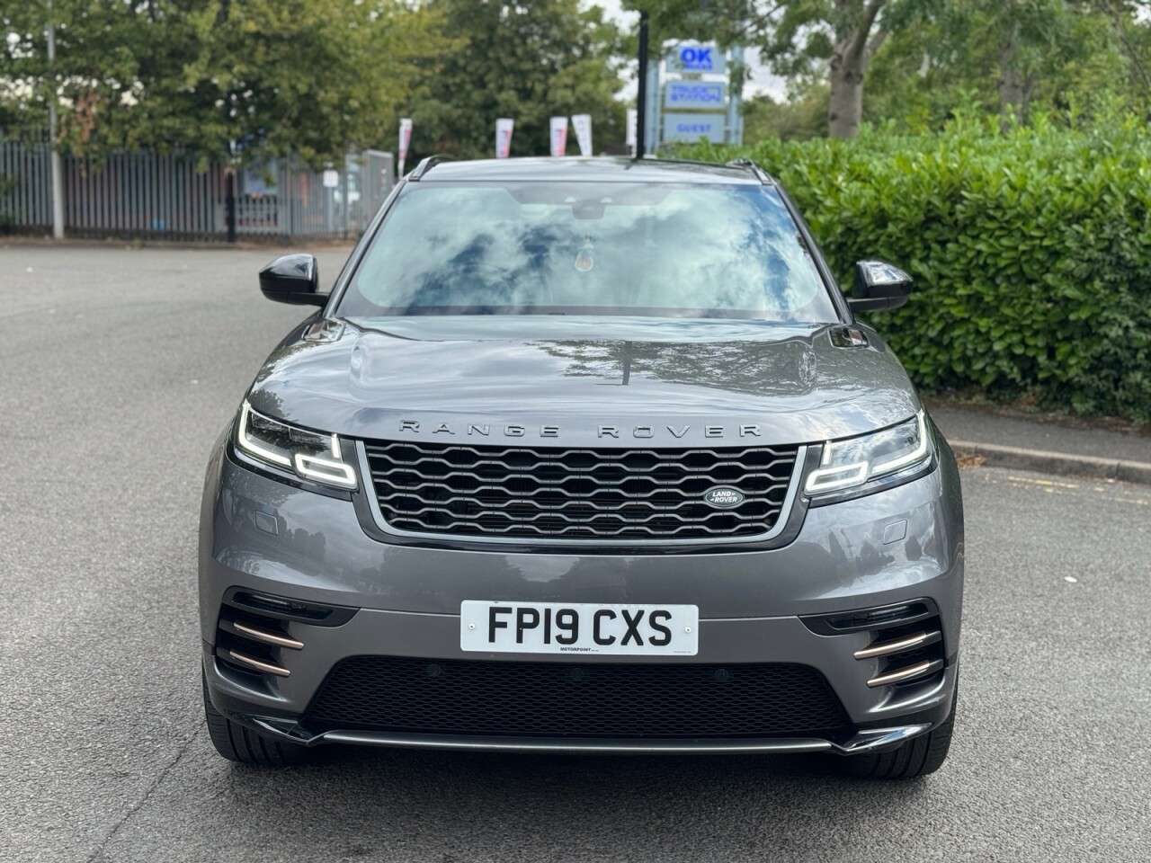 A 2019 LAND ROVER RANGE ROVER VELAR 2.0 D180 R-Dynamic SE SUV 5dr Diesel Auto 4WD Euro 6 (s/s) (180 ps) PAN ROO A 2019 LAND ROVER RANGE ROVER VELAR 2.0 D180 R-Dynamic SE SUV 5dr Diesel Auto 4WD Euro 6 (s/s) (180 ps) PAN ROO
