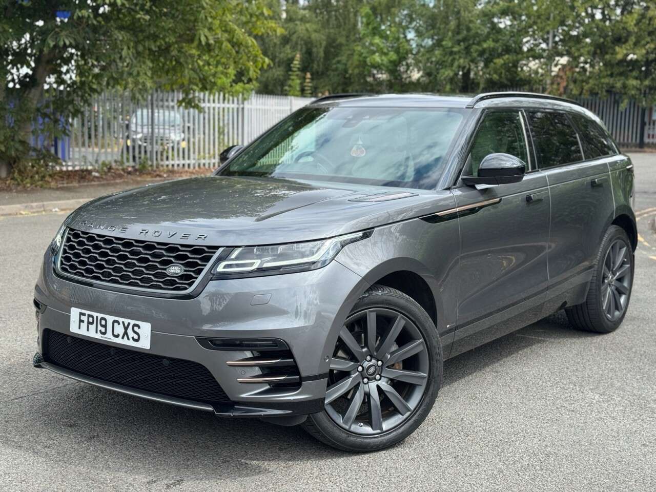 A 2019 LAND ROVER RANGE ROVER VELAR 2.0 D180 R-Dynamic SE SUV 5dr Diesel Auto 4WD Euro 6 (s/s) (180 ps) PAN ROO A 2019 LAND ROVER RANGE ROVER VELAR 2.0 D180 R-Dynamic SE SUV 5dr Diesel Auto 4WD Euro 6 (s/s) (180 ps) PAN ROO