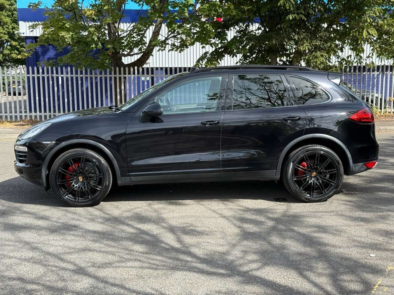 A 2011 PORSCHE CAYENNE 3.0 TD V6 SUV 5dr Diesel Tiptronic 4WD Euro 5 (s/s) (240 ps) A 2011 PORSCHE CAYENNE 3.0 TD V6 SUV 5dr Diesel Tiptronic 4WD Euro 5 (s/s) (240 ps)