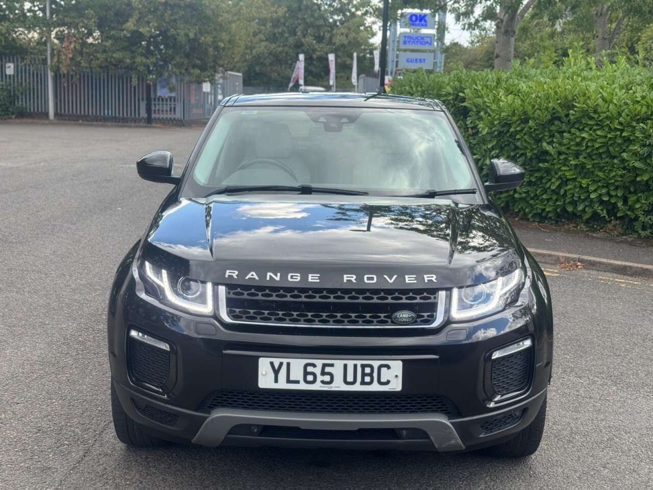 A 2016 LAND ROVER RANGE ROVER EVOQUE 2.0 TD4 SE Tech SUV 5dr Diesel Manual 4WD Euro 6 (s/s) (180 ps) A 2016 LAND ROVER RANGE ROVER EVOQUE 2.0 TD4 SE Tech SUV 5dr Diesel Manual 4WD Euro 6 (s/s) (180 ps)
