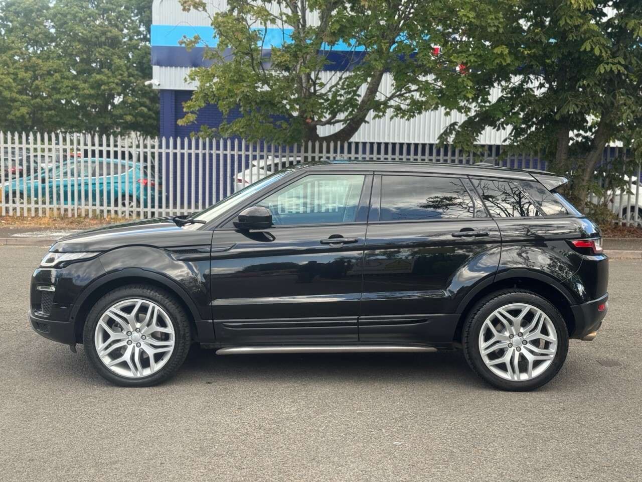 A 2016 LAND ROVER RANGE ROVER EVOQUE 2.0 TD4 SE Tech SUV 5dr Diesel Manual 4WD Euro 6 (s/s) (180 ps) A 2016 LAND ROVER RANGE ROVER EVOQUE 2.0 TD4 SE Tech SUV 5dr Diesel Manual 4WD Euro 6 (s/s) (180 ps)