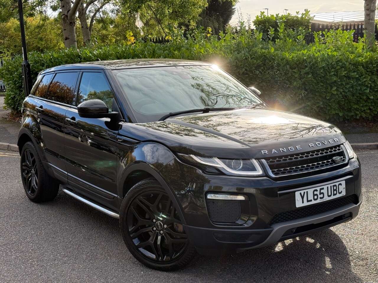 A 2016 LAND ROVER RANGE ROVER EVOQUE 2.0 TD4 SE Tech SUV 5dr Diesel Manual 4WD Euro 6 (s/s) (180 ps) A 2016 LAND ROVER RANGE ROVER EVOQUE 2.0 TD4 SE Tech SUV 5dr Diesel Manual 4WD Euro 6 (s/s) (180 ps)