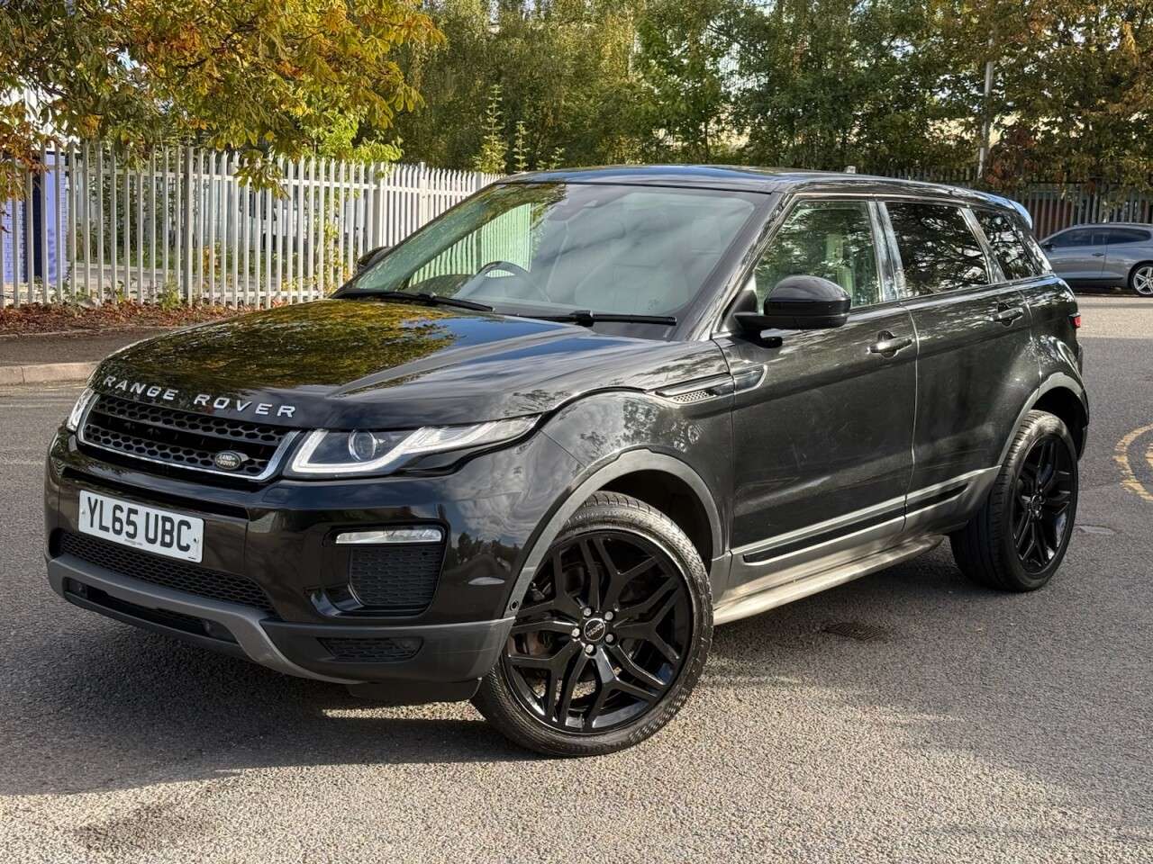 A 2016 LAND ROVER RANGE ROVER EVOQUE 2.0 TD4 SE Tech SUV 5dr Diesel Manual 4WD Euro 6 (s/s) (180 ps) A 2016 LAND ROVER RANGE ROVER EVOQUE 2.0 TD4 SE Tech SUV 5dr Diesel Manual 4WD Euro 6 (s/s) (180 ps)