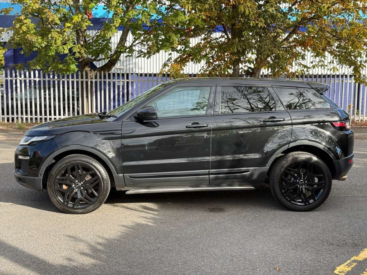 A 2016 LAND ROVER RANGE ROVER EVOQUE 2.0 TD4 SE Tech SUV 5dr Diesel Manual 4WD Euro 6 (s/s) (180 ps) A 2016 LAND ROVER RANGE ROVER EVOQUE 2.0 TD4 SE Tech SUV 5dr Diesel Manual 4WD Euro 6 (s/s) (180 ps)