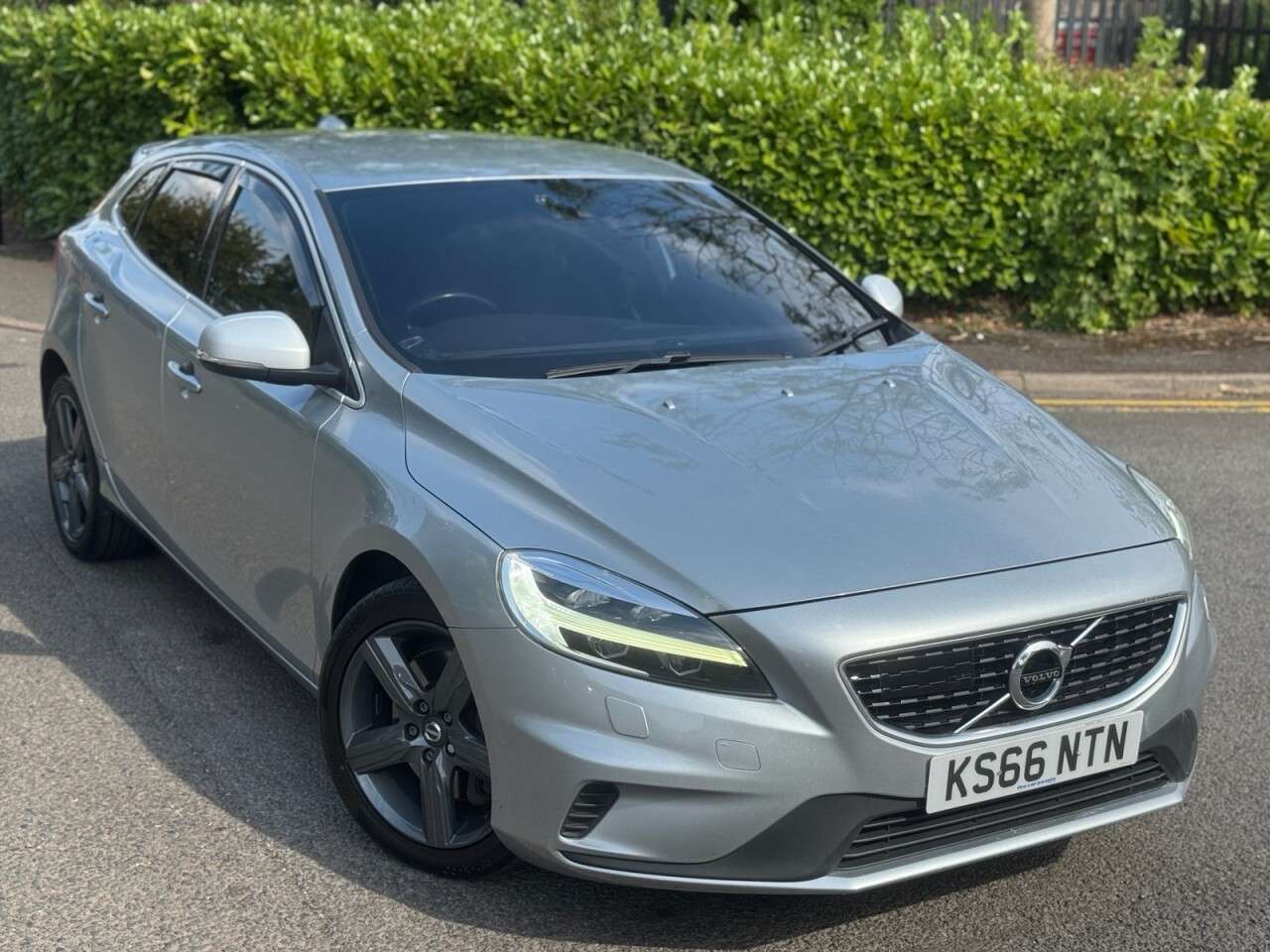 A 2016 VOLVO V40 2.0 D4 R-Design Hatchback 5dr Diesel Manual Euro 6 (s/s) (190 ps) A 2016 VOLVO V40 2.0 D4 R-Design Hatchback 5dr Diesel Manual Euro 6 (s/s) (190 ps)