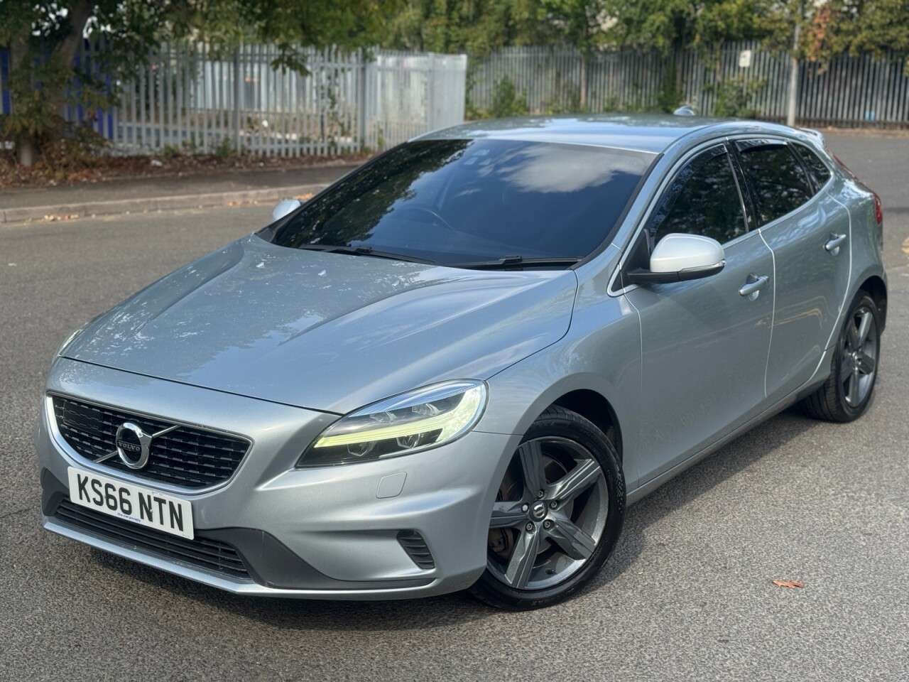 A 2016 VOLVO V40 2.0 D4 R-Design Hatchback 5dr Diesel Manual Euro 6 (s/s) (190 ps) A 2016 VOLVO V40 2.0 D4 R-Design Hatchback 5dr Diesel Manual Euro 6 (s/s) (190 ps)