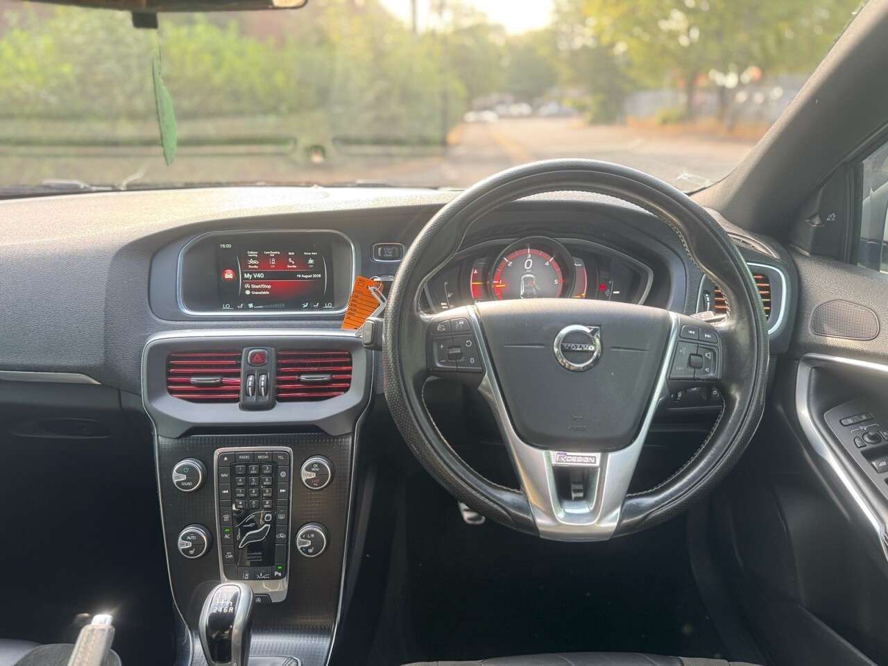 2016 VOLVO V40 2016 VOLVO V40