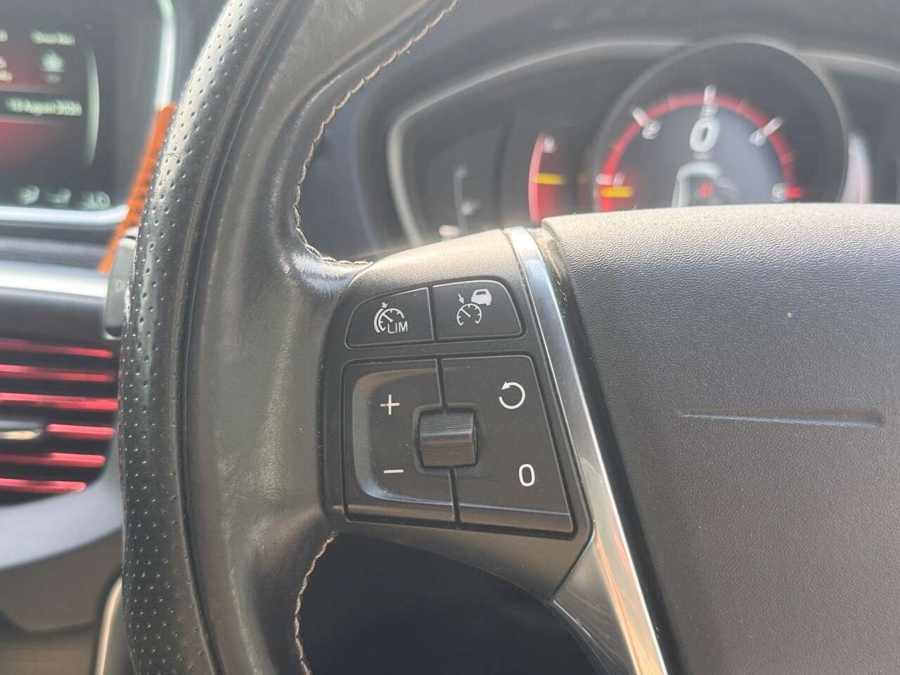 2016 VOLVO V40 2016 VOLVO V40