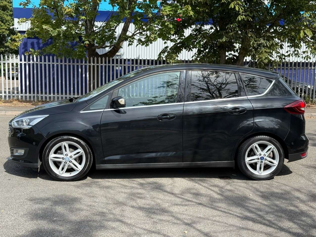A 2015 FORD C-MAX 1.5 TDCi Titanium X MPV 5dr Diesel Manual Euro 6 (s/s) (120 ps) A 2015 FORD C-MAX 1.5 TDCi Titanium X MPV 5dr Diesel Manual Euro 6 (s/s) (120 ps)