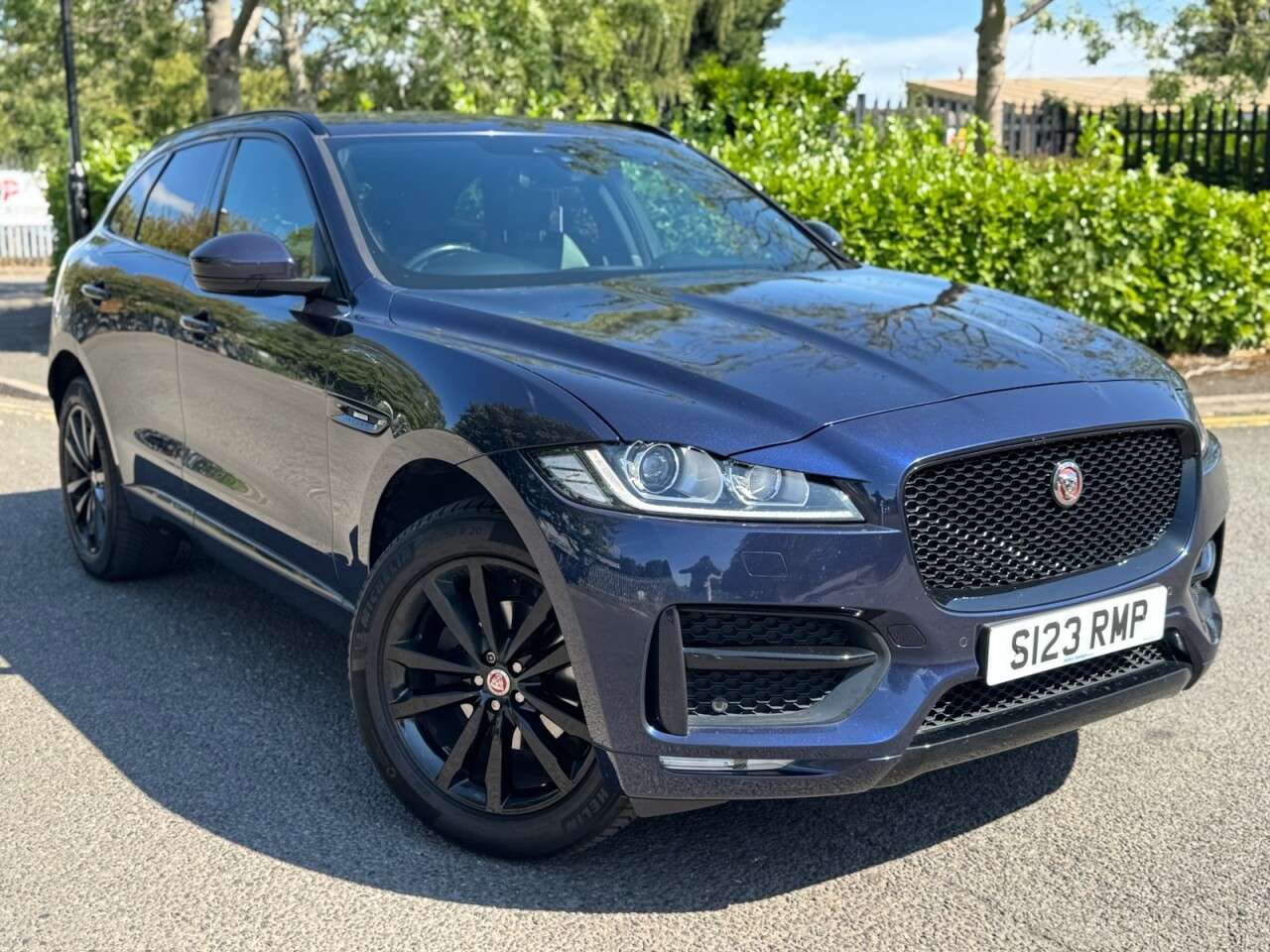 A 2016 JAGUAR F-PACE R-SPORT AWD A 2016 JAGUAR F-PACE R-SPORT AWD