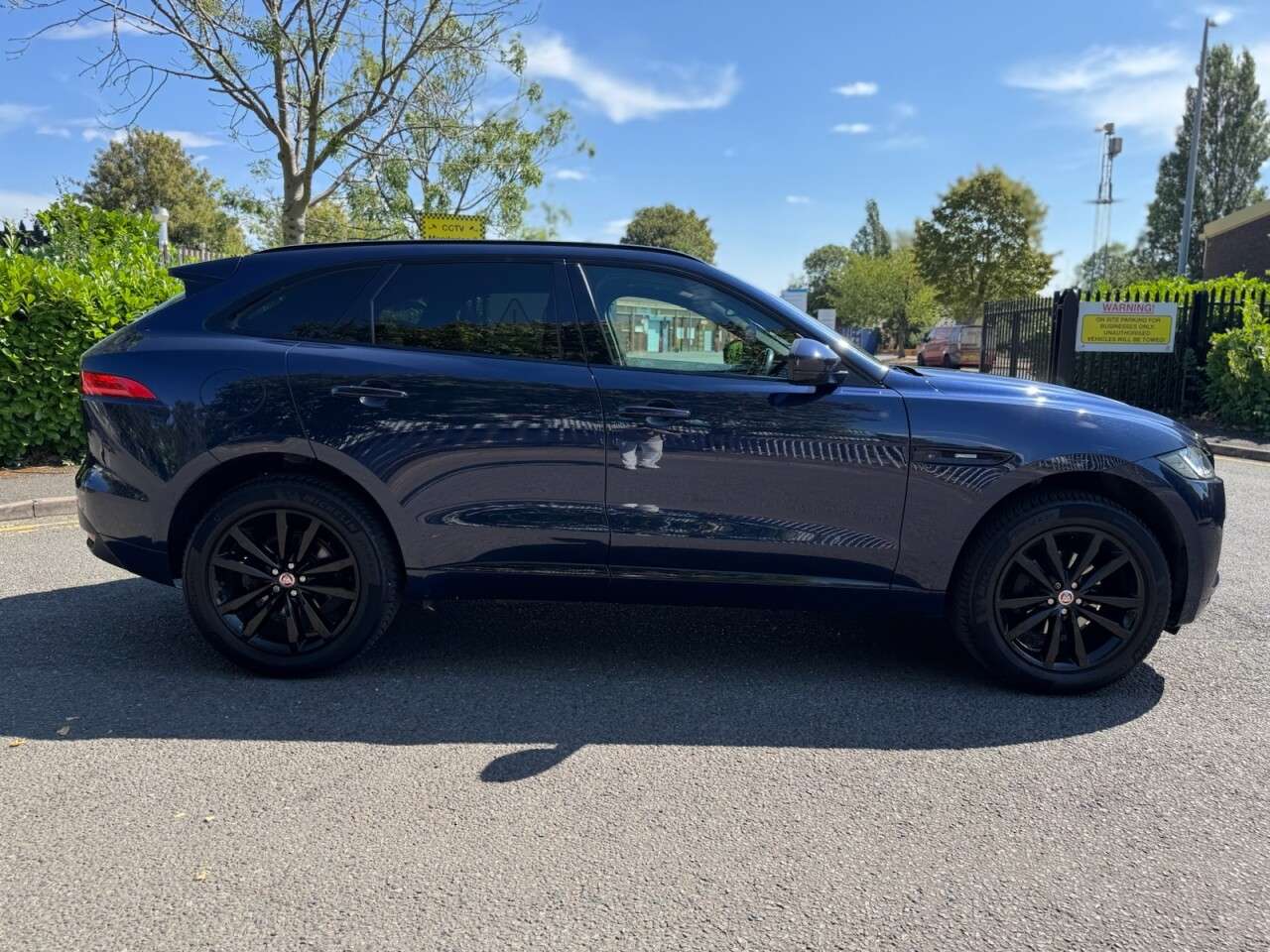 A 2016 JAGUAR F-PACE R-SPORT AWD A 2016 JAGUAR F-PACE R-SPORT AWD