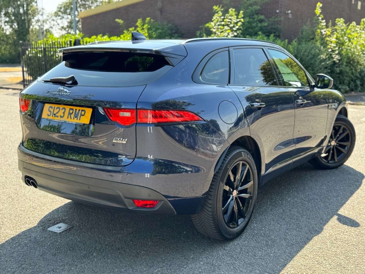 A 2016 JAGUAR F-PACE R-SPORT AWD A 2016 JAGUAR F-PACE R-SPORT AWD