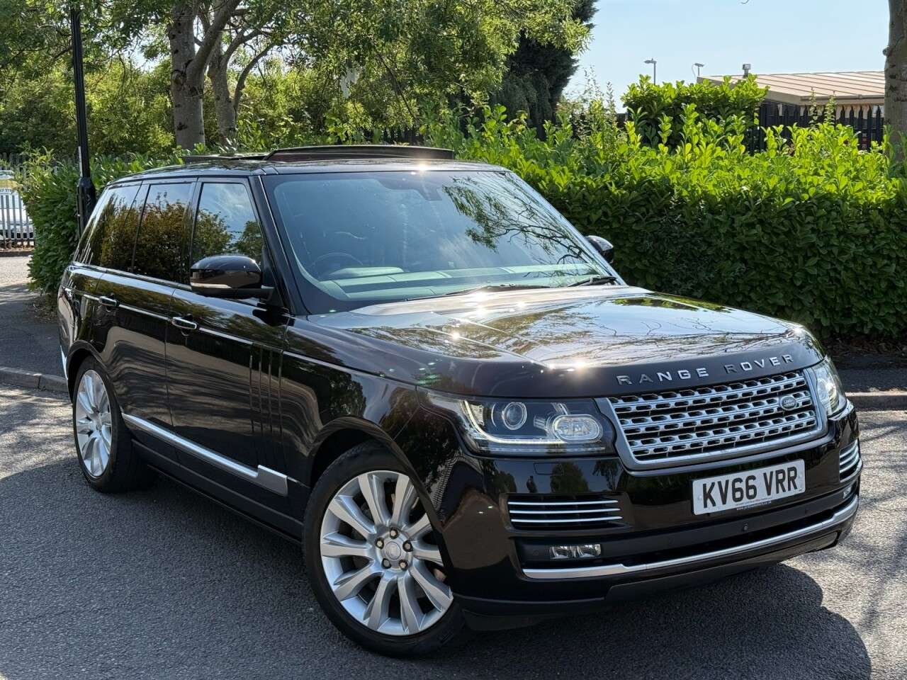 A 2016 LAND ROVER RANGE ROVER 4.4 SD V8 Autobiography SUV 5dr Diesel Auto 4WD Euro 6 (s/s) (339 ps) A 2016 LAND ROVER RANGE ROVER 4.4 SD V8 Autobiography SUV 5dr Diesel Auto 4WD Euro 6 (s/s) (339 ps)